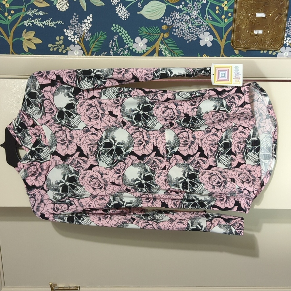 NWT Lularoe Rose and Skull Amber Hoodie